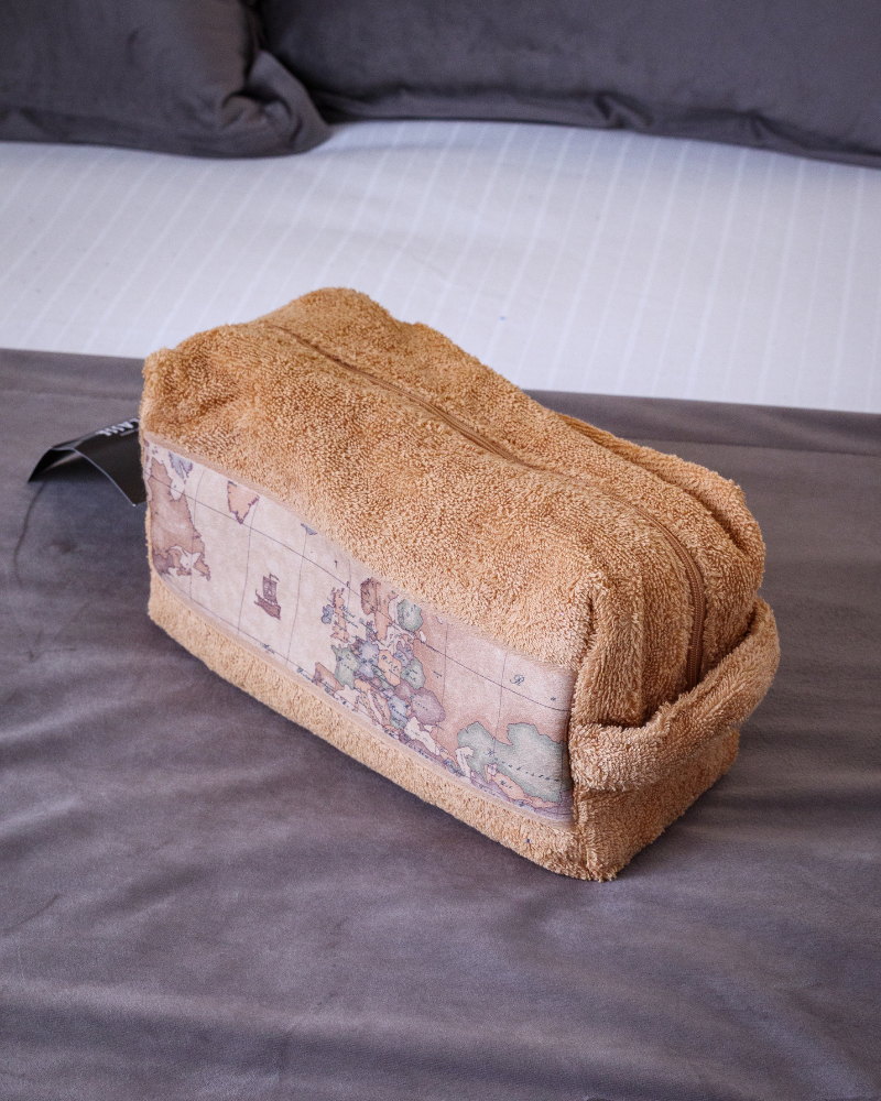 Set with beauty case and cotton terry towels Alviero Martini