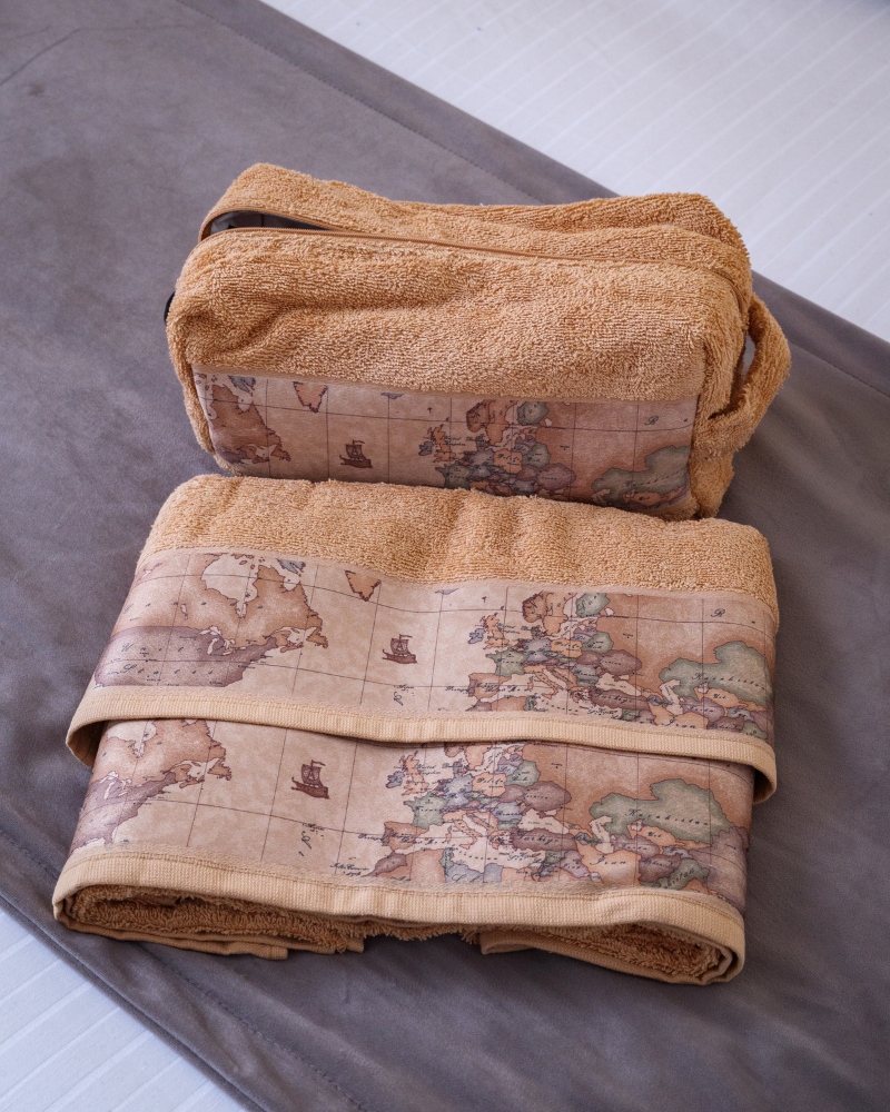 Set with beauty case and cotton terry towels Alviero Martini