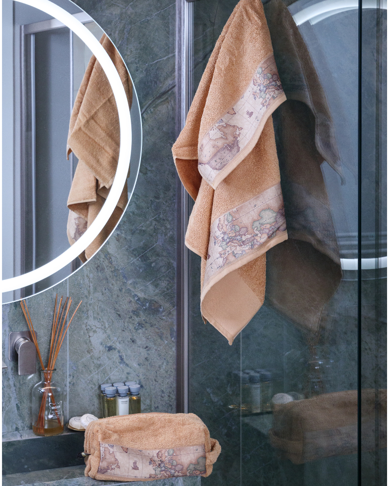Set with beauty case and cotton terry towels Alviero Martini