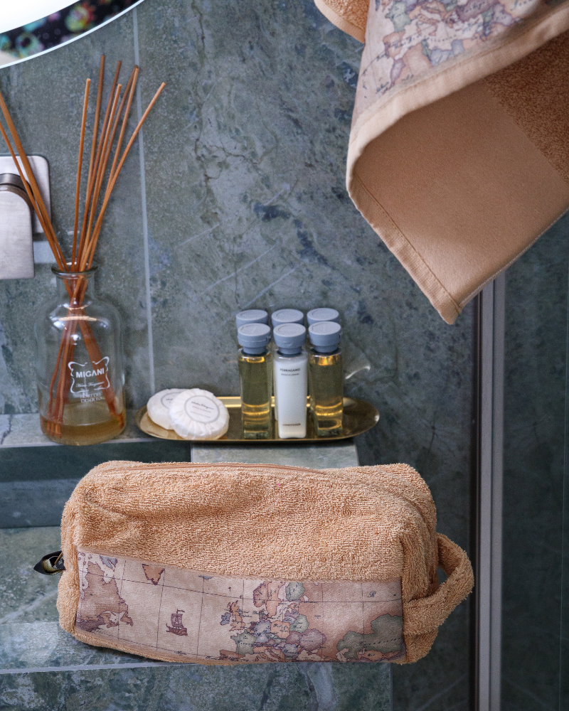 Set with beauty case and cotton terry towels Alviero Martini