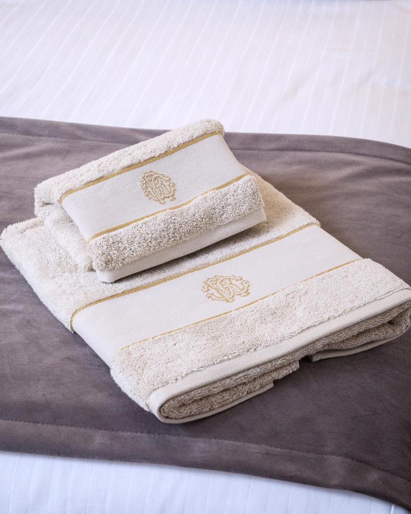 Set of towels 2 pcs. Gold New Roberto Cavalli